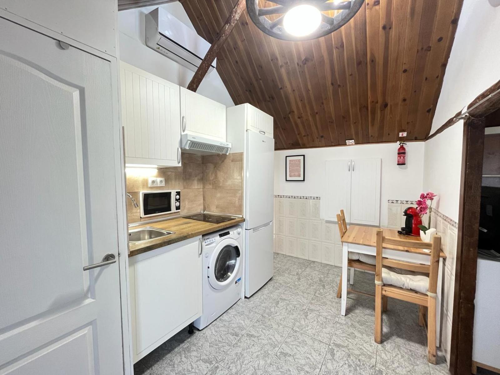 Free Parking, 40 Meters From The Beach, Wi-fi, Ac Lägenhet Estepona
